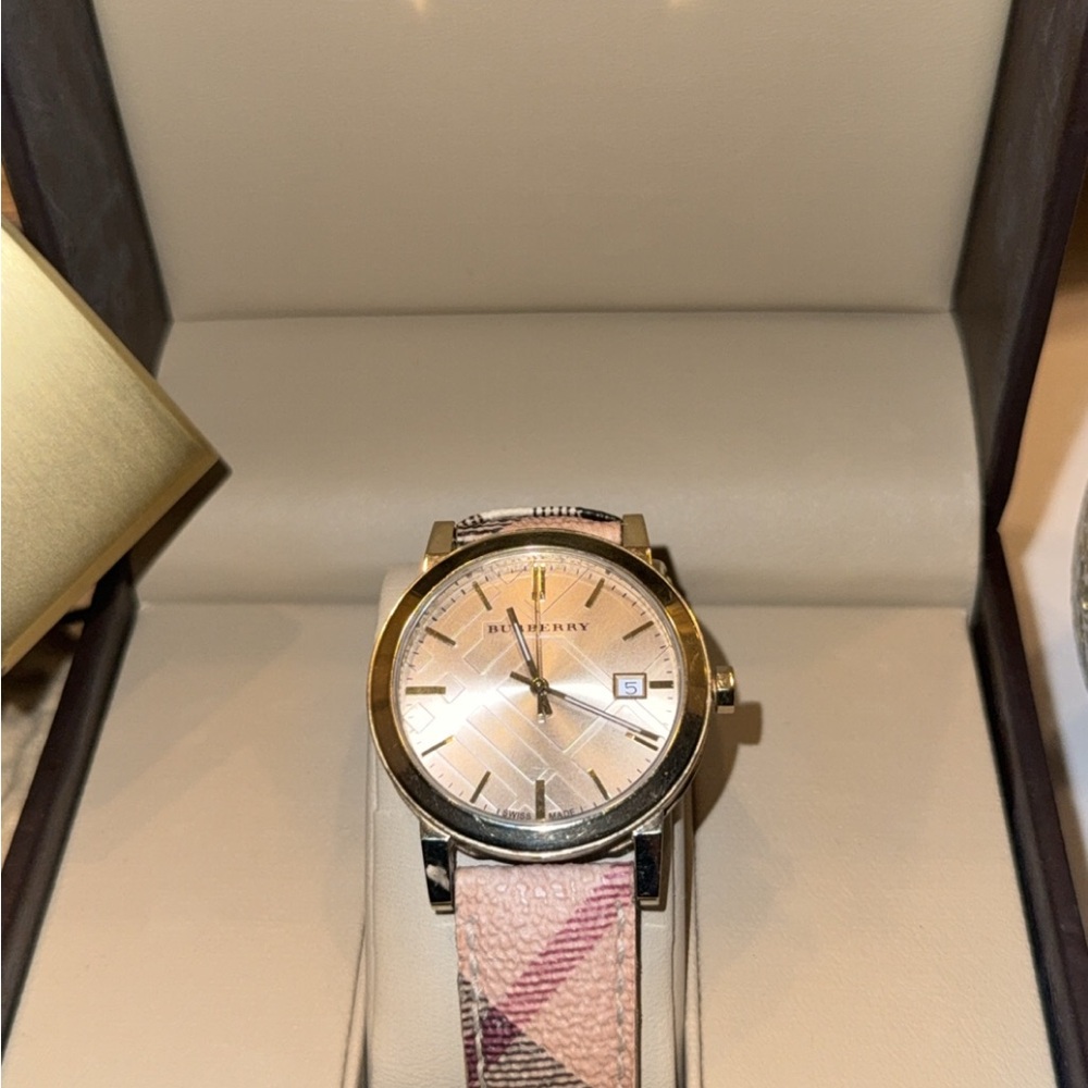 Burberry Gold and Cream Watch with Elegant Design - Picture 3 of 3